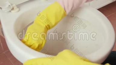 特写女士`她的手在黄色橡胶手<strong>套用</strong>海绵清洗厕所。 侧视。